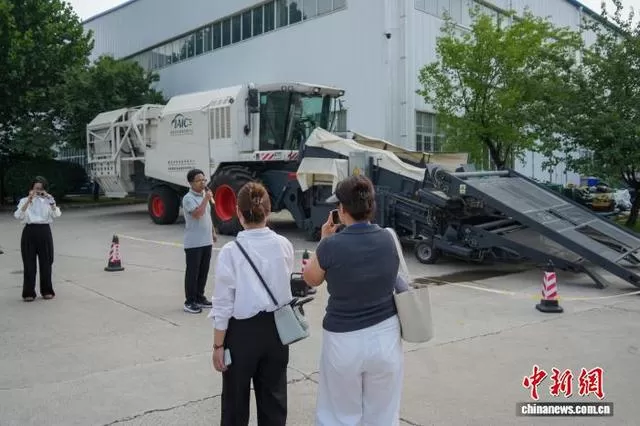 图为工作人员介绍谷物收获机械粮损测验证平台。中新社记者 范晓恒 摄