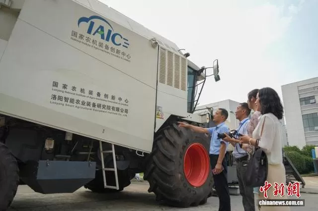 图为参观者在国家农机装备创新中心了解谷物收获机械粮损测验证平台。中新社记者 范晓恒 摄
