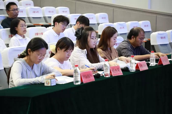 发布会现场记者认真听取会议内容。