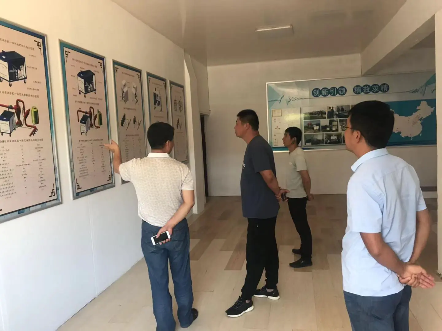 承德市房总参观考察智能水肥一体化施肥机项目